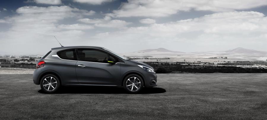  Peugeot 208 Ice Silver 2015 года  (фото 8 из 18)